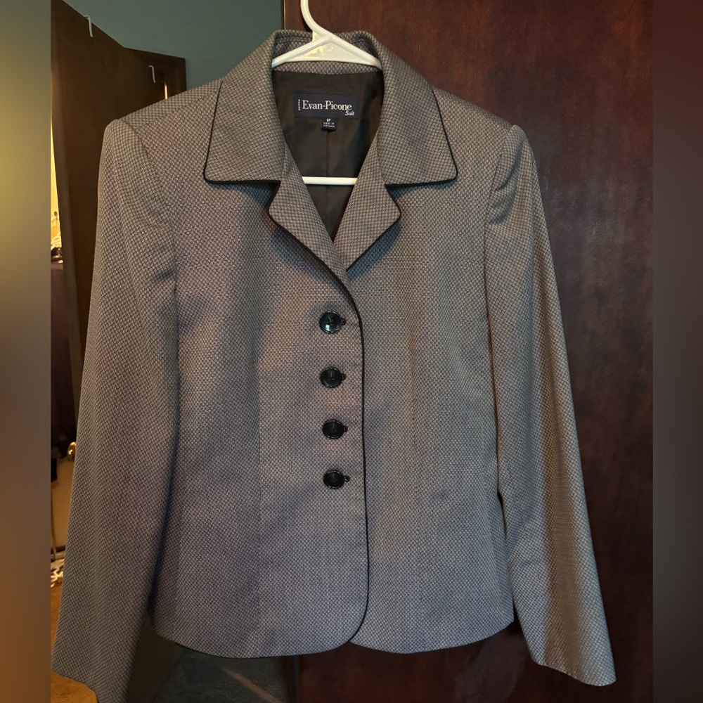 Evan Picone Gray Blazer with Notched Lapel and Tailored Fit